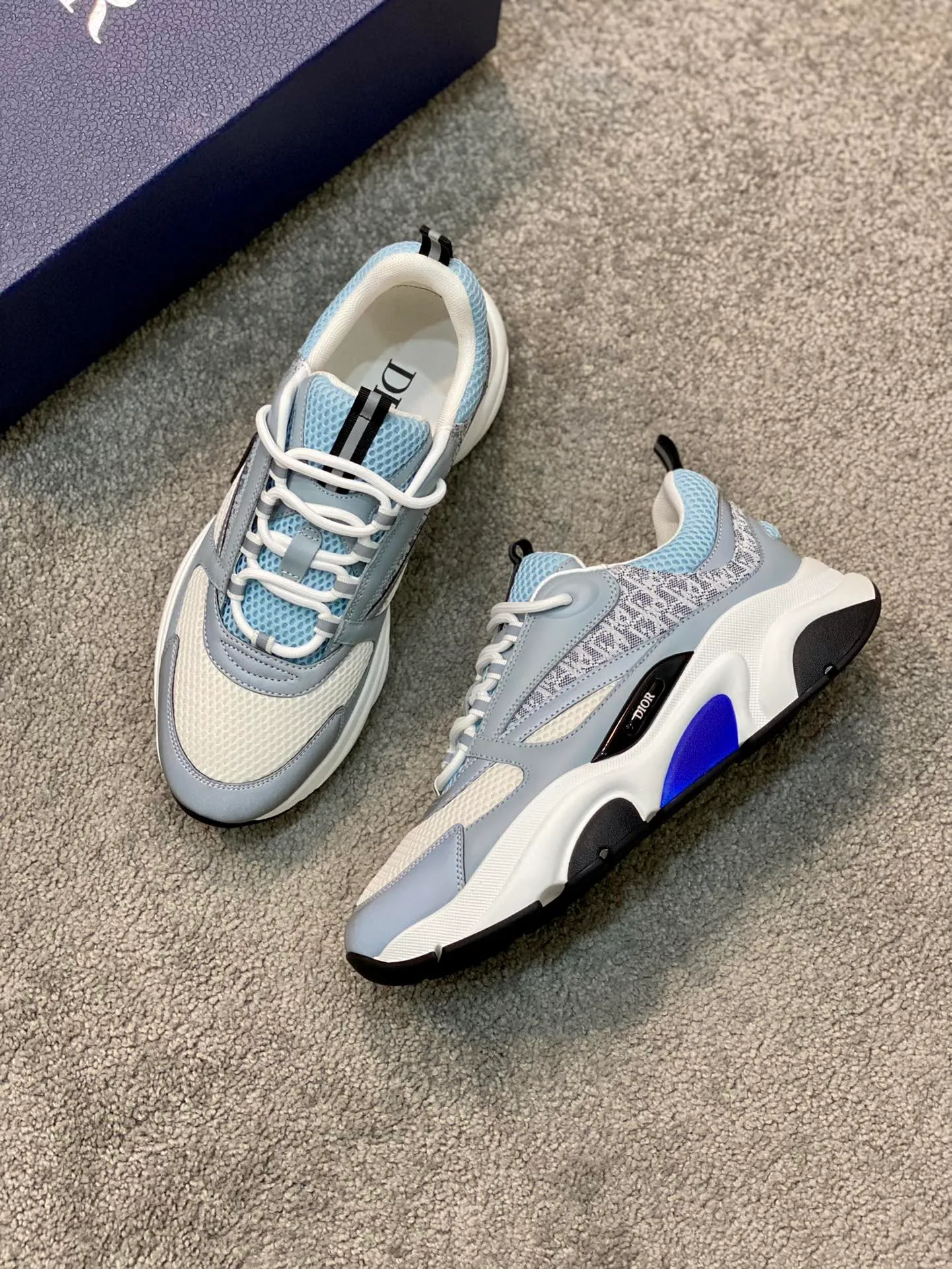 Factory price: 500💰 Dior B22 men's jogging fashion sneakers. This item draws inspiration from retro jogging shoes. It adopts a thick low-top design, with an upper made of leather and mesh fabric, and a black and white engraved rubber sole. The side is decorated with an embossed "Di~r" logo. Code number: 38-45 (38, 45, 46 can be customized)